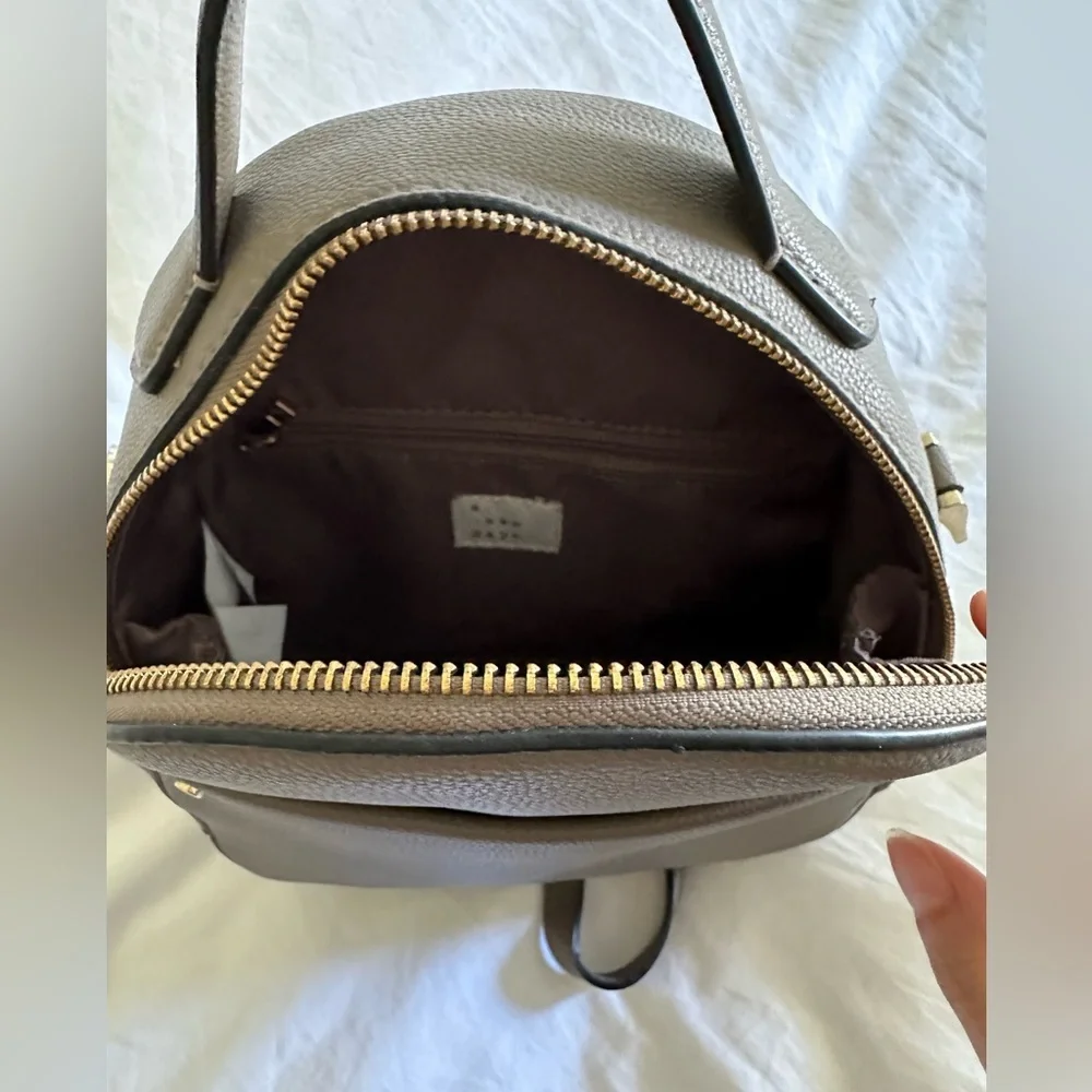 Adjustable strap backpack - Picture 3 of 4